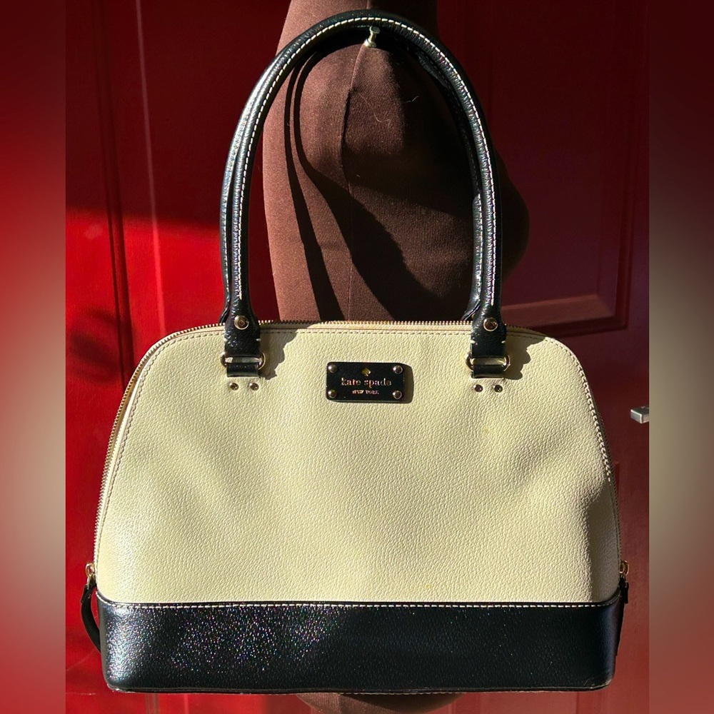 ♠️KATE SPADE♠️ leather shoulder bag/tote 11”x14.5”x5.25 Double zip-opens wide